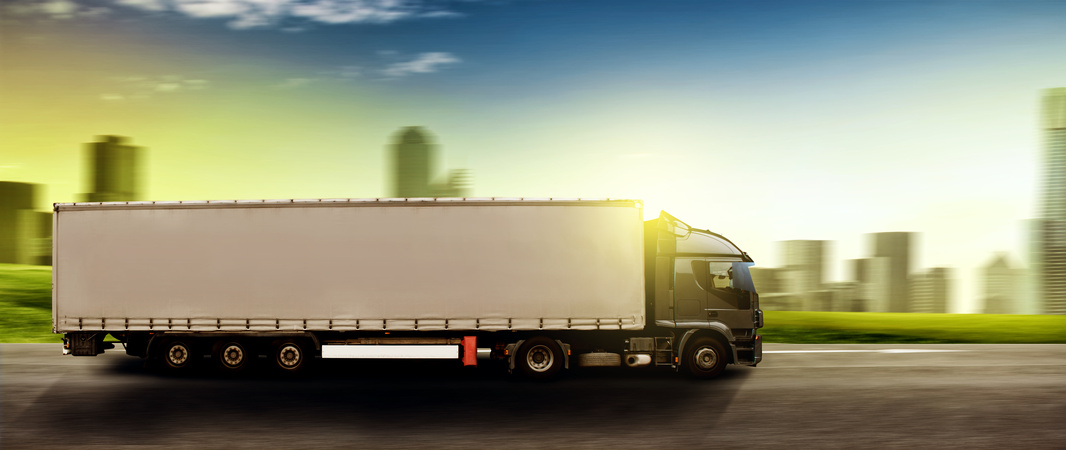LKW fahrend vor der Sonne
