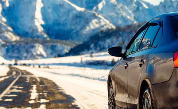 Auto in einer Winterlandschaft