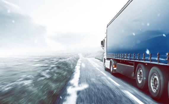 LKW in einer verschneiten Landschaft